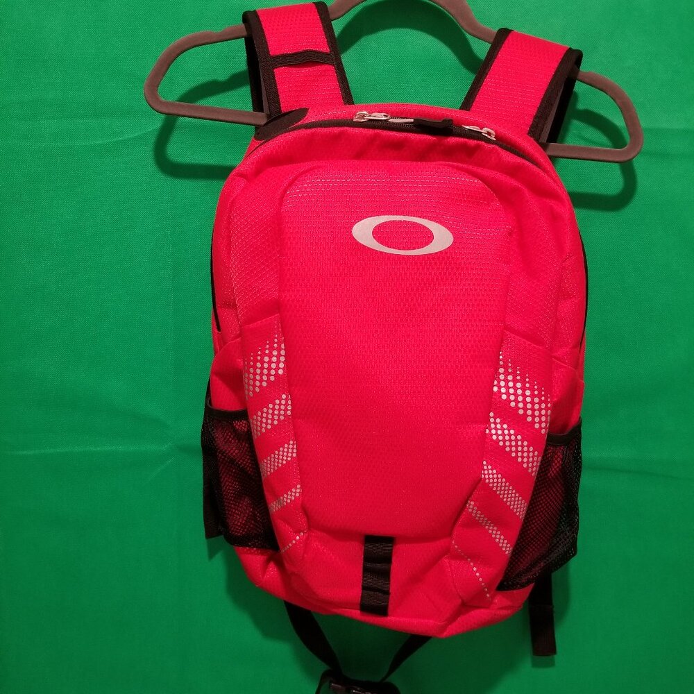 Oakley 20L TECH SPORT BACKPACK / Daypack Red Color Cross Bones
